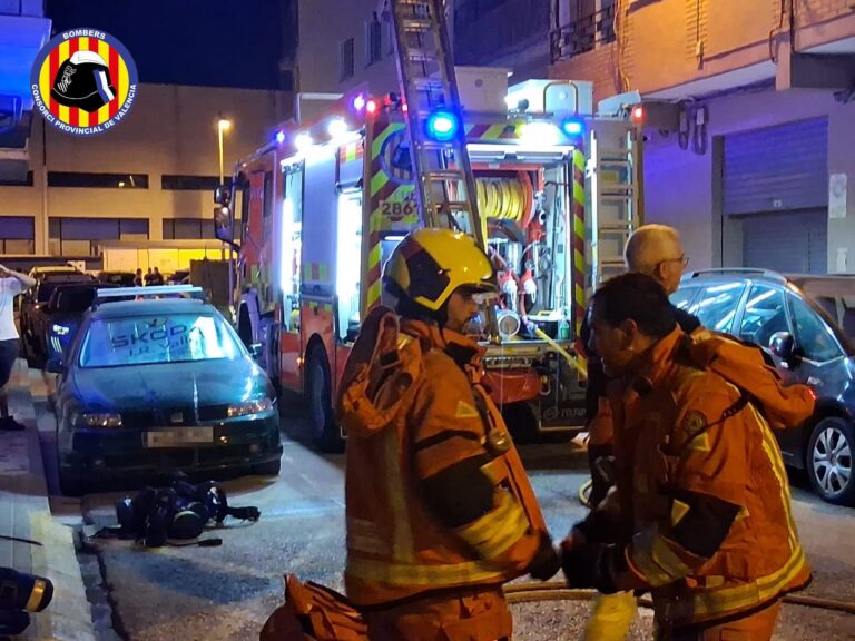 Los bomberos intervienen en un incendio de vivienda en Alfafar y confinan tres pisos por precaución