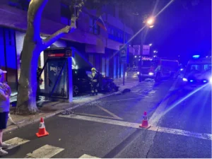 Un coche descontrolado destruye una marquesina de autobús en la Plaza Zaragoza de València y deja un herido leve