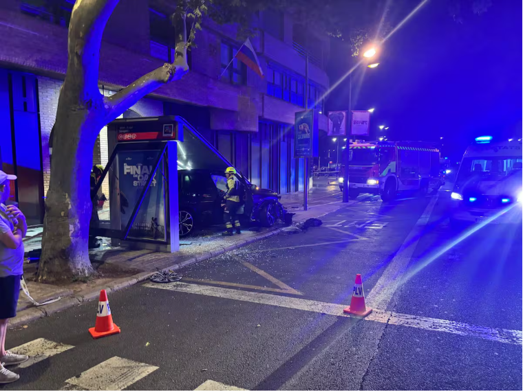 Un coche descontrolado destruye una marquesina de autobús en la Plaza Zaragoza de València y deja un herido leve