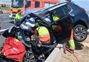 Una mujer fallece y dos hombres resultan heridos tras un choque frontal en sentido contrario por el carril Bus-VAO de la V-21 en Foios