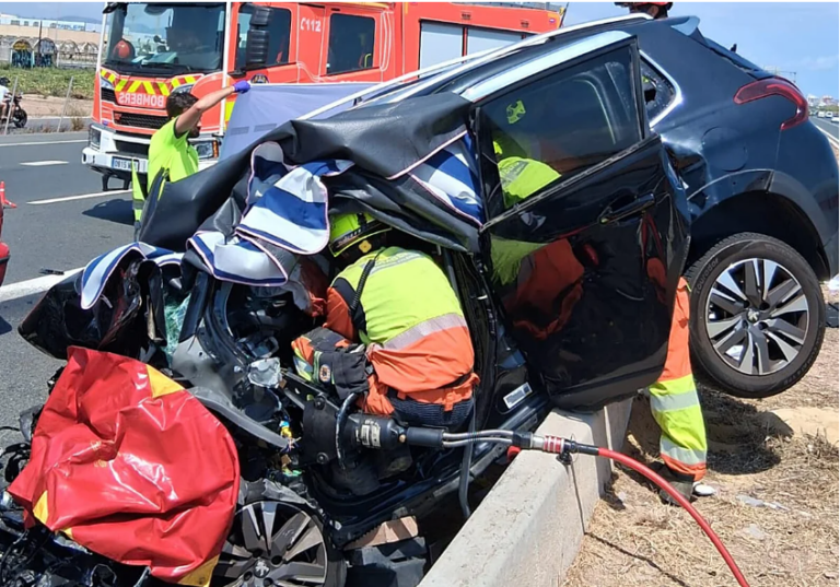 Una mujer fallece y dos hombres resultan heridos tras un choque frontal en sentido contrario por el carril Bus-VAO de la V-21 en Foios