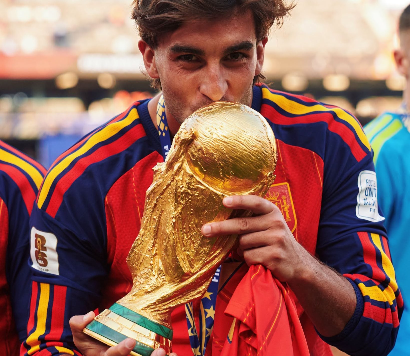 Ferran Torres con la Copa del Mundo de fútbol