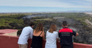 Los vecinos desalojados de El Saler regresan a sus casas mientras continúan las restricciones por el incendio
