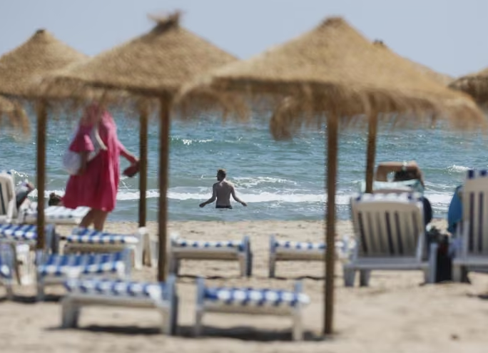 Valencia afronta un domingo en aviso amarillo por calor de más de 38 grados tras una noche tórrida en el litoral