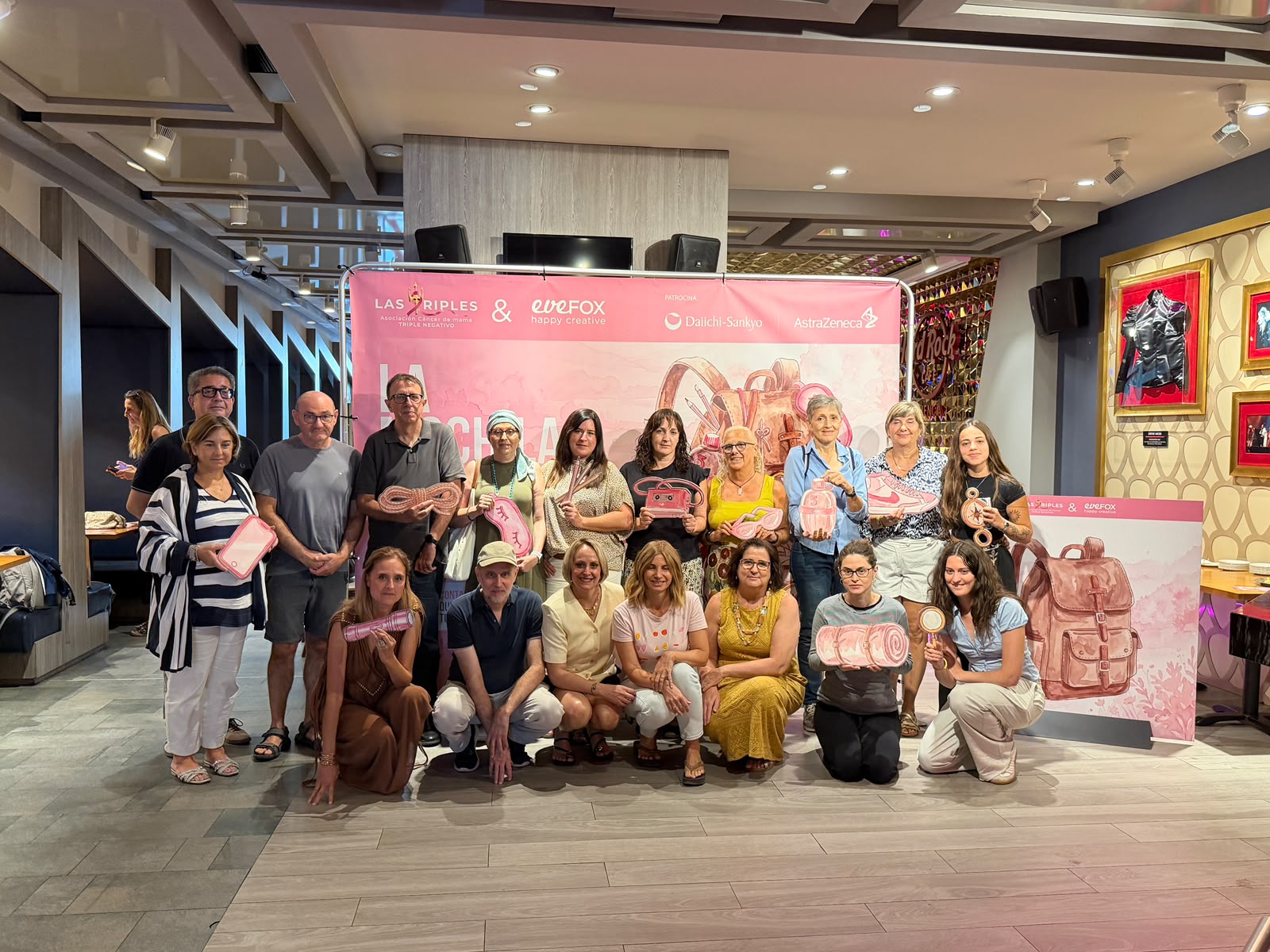 Las Triples presenta en Valencia 'La Mochila que Acompaña', una iniciativa que transforma el apoyo al cáncer de mama en símbolos