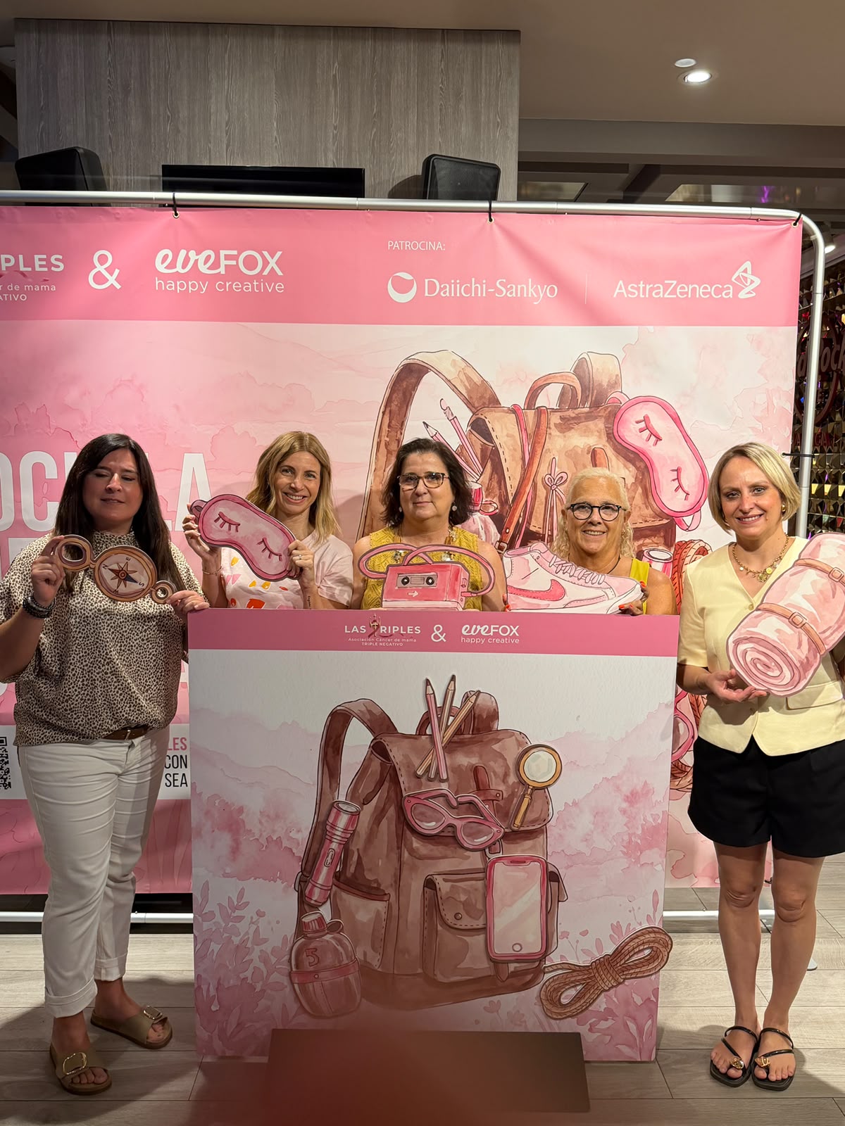 Las Triples presenta en Valencia 'La Mochila que Acompaña', una iniciativa que transforma el apoyo al cáncer de mama en símbolos