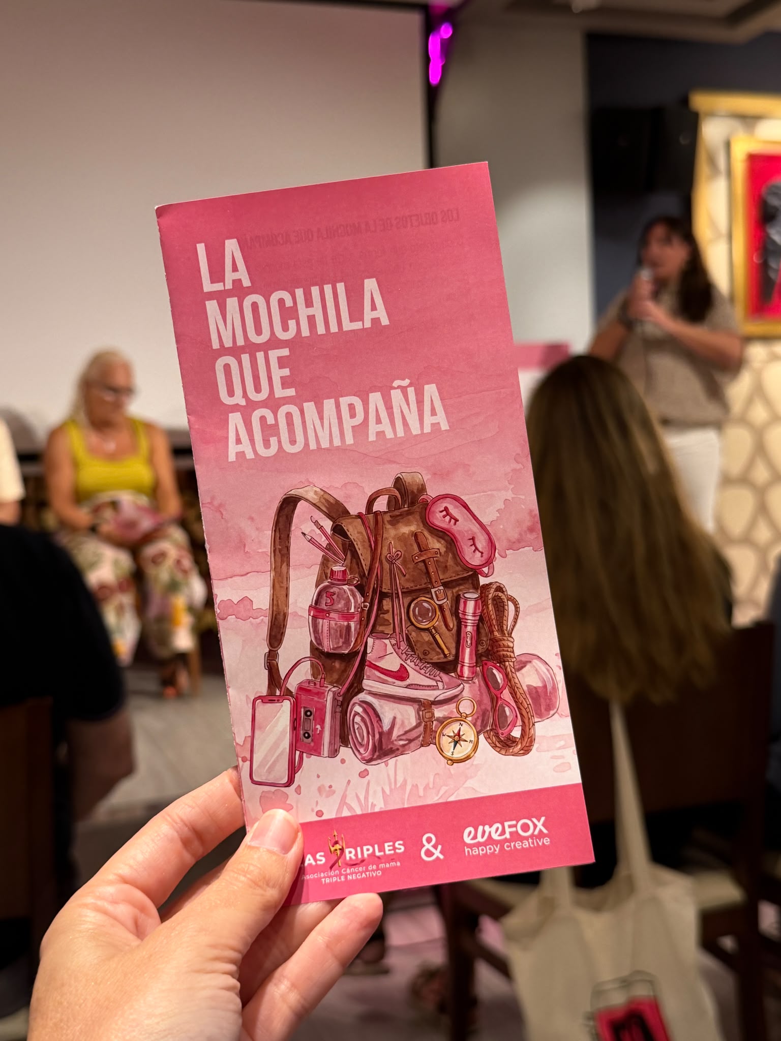 Las Triples presenta en Valencia 'La Mochila que Acompaña', una iniciativa que transforma el apoyo al cáncer de mama en símbolos