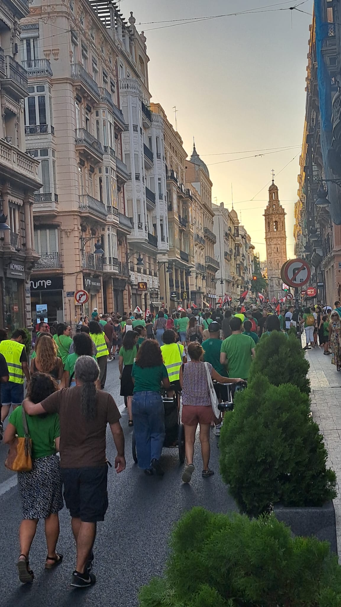 La educación pública valenciana vuelve a manifestarse en el centro de Valencia para iniciar el curso 2026-2027