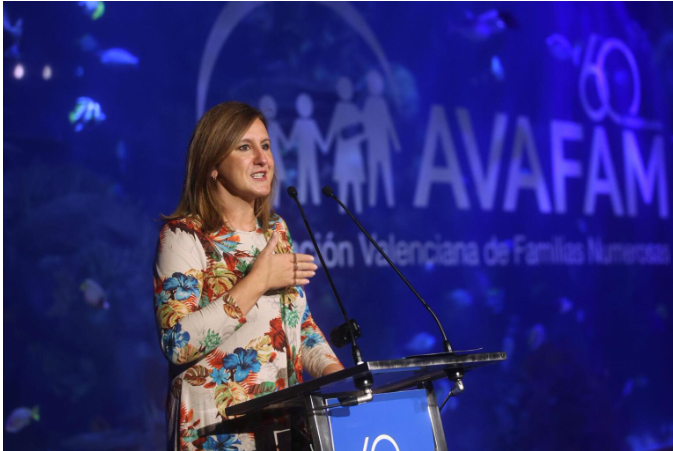 La alcaldesa de Valencia, María José Catalá, ha destacado el papel de las familias numerosas de Valencia y les ha trasladado el apoyo del Ayuntamiento durante la clausura del 60 aniversario de la Asociación Valenciana de Familias Numerosas, AVAFAM. El acto, celebrado junto a la consellera de Servicios Sociales, Elena Albalat, ha reunido a cerca de 1.000 personas. Catalá ha felicitado a AVAFAM por sus “60 años de compromiso defendiendo el valor de la familia y alzando la voz para defender las familias numerosas”. Durante su intervención, también ha puesto en valor el esfuerzo que realizan estas familias y las medidas impulsadas por el Ayuntamiento para respaldarlas.
