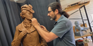 Dos personajes de 'Arroz y tartana' inaugurarán en la plaza del Mercat una nueva ruta urbana de esculturas en Valencia.