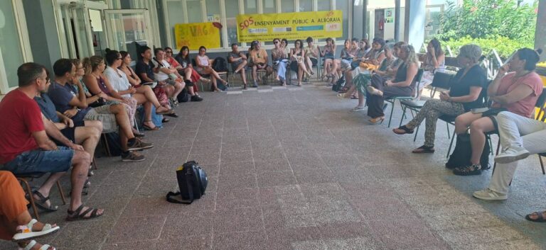 a comunidad educativa del IES La Patacona de Alboraya ha advertido de que no puede garantizar el comienzo de las clases en la fecha prevista si no se solucionan las deficiencias detectadas en el nuevo edificio. La asamblea de profesorado y la Asociación de Familias del Alumnado han reclamado a la Conselleria de Educación una actuación urgente cuando faltan dos días para el inicio del curso 2026-2027. El nuevo instituto debía poner fin a décadas de instalaciones provisionales, barracones y espacios insuficientes para atender a todo el alumnado. Sin embargo, la comunidad educativa asegura que el edificio todavía no reúne las condiciones mínimas necesarias para comenzar la actividad lectiva. "Si no se dan unas condiciones mínimas con suficientes garantías, no podemos asegurar el inicio de las clases en la fecha prevista", han advertido los docentes y las familias. Falta la limpieza de final de obra La principal urgencia señalada por la comunidad educativa es la realización de una limpieza general de final de obra que permita recibir al alumnado en unas condiciones higiénicas adecuadas. El profesorado también denuncia la falta de conexión a internet, pizarras digitales y aire acondicionado, así como la ausencia del equipamiento necesario en las aulas de dibujo, informática, educación física y tecnología y en los laboratorios. Según el comunicado difundido por la comunidad educativa, el edificio debería haber estado preparado en julio para evitar que las últimas actuaciones tuvieran que realizarse con prisas durante los días previos al comienzo del curso. La dirección del centro asegura haber realizado múltiples gestiones para evitar esta situación y haber informado reiteradamente a la Conselleria de Educación de las incidencias relacionadas con la limpieza y la finalización de las obras. El profesorado ha expresado su voluntad de comenzar las clases lo antes posible, aunque insiste en que deben existir unas condiciones mínimas para atender al alumnado. El contraste con los anuncios previos La advertencia de la comunidad educativa contrasta con las previsiones trasladadas durante los últimos meses. En abril, el nuevo IES entró en la recta final de las obras con la climatización y la instalación eléctrica supuestamente terminadas. Posteriormente, una reunión entre el Ayuntamiento, la Conselleria y la dirección del centro confirmó que la apertura del nuevo IES La Patacona debía marcar el inicio de una nueva etapa educativa durante el curso 2026-2027. La comunidad educativa celebra poder abandonar finalmente las instalaciones provisionales, pero sostiene que la alegría por estrenar el edificio se ha visto empañada por su estado actual. El centro ha sido una reivindicación histórica de la comunidad escolar. Ya en 2017, la AMPA comenzó el curso con movilizaciones contra la masificación y para exigir la retirada de los barracones. La redacción del proyecto para construir el nuevo instituto comenzó a tramitarse en 2018, cuando el centro, instalado en un antiguo edificio de Formación Profesional, había superado ampliamente la capacidad para la que fue concebido. La comunidad educativa no descarta movilizaciones El profesorado y las familias han reivindicado para Alboraya una educación pública de calidad y unas instalaciones que garanticen la igualdad de oportunidades y la adecuada atención del alumnado. "La comunidad educativa del IES La Patacona, profesorado, alumnado y familias, estamos de enhorabuena por inaugurar un centro nuevo y nos comprometemos a defender nuestra escuela pública en unas infraestructuras dignas", han señalado. La asamblea docente y las familias no descartan convocar movilizaciones si las deficiencias no se solucionan. "Necesitamos condiciones dignas y nos movilizaremos si fuera necesario. Nuestro alumnado se lo merece", han concluido. comunidad-educativa-IES-Patacona
