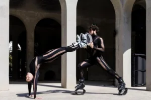 La XIV edición del Festival Bucles arranca este fin de semana su programación desplegando la danza contemporánea en plazas, recintos culturales y entornos de L’Horta en València, Picassent, Alfafar y Benetússer. Bajo el lema “Balla fins al final”, la cita escénica extenderá sus propuestas hasta el próximo 17 de octubre con un programa que trasciende los escenarios convencionales.Programación de estrenos en Picassent y ValènciaLa agenda del sábado comenzará a las 12:00 horas en la Plaza de la Ermita de Picassent con el estreno de Recreo, pieza de la formación asturiana Meraki sobre el movimiento como vía de escape. Acto seguido, la bailarina gallega Elvi Balboa presentará Baunsbak, una propuesta centrada en el contraste entre el colapso y la exaltación física.Por la tarde, la actividad se trasladará a la capital valenciana. A las 18:00 horas, la compañía Sociedad Dr. Alonso exhibirá en el espacio Artea Lab la obra Noche Cañón, un dispositivo escénico que revisa la estructura del monólogo tradicional desde una perspectiva poética e irónica.Danza, memoria y solidaridad en L’HortaEl domingo tomará protagonismo el Programa de Recuperación DANA, una iniciativa orientada a reanimar culturalmente los municipios damnificados del área metropolitana. El punto neurálgico será el Espai Algrà, ubicado en la huerta de Alfafar, donde se desarrollará una jornada benéfica orientada a recaudar fondos para la reconstrucción del recinto.El evento arrancará a las 10:00 horas con la ruta ciclista BiciDanza x Caminos de la Huerta desde CaixaForum València. A partir de las 12:00 horas se sucederán la investigación escénica Processos de Memòria, de Beatriz Ribas, y la pieza coreográfica Arquitecturas Blandas. Tutorial para sobrevivir bailando entre ruinas, de Emma Romeu. La cita concluirá con la actuación musical del grupo Piso Franco y una paella comunitaria.De forma paralela, el Teatre El Molí de Benetússer acogerá a las 18:00 horas el estreno de S.O.L.E.S., de Roseta Plasencia, una propuesta de calle concebida en laboratorios de creación juvenil que aborda el apoyo mutuo y los cuidados colectivos.Un mapa escénico con 37 compañíasLa XIV edición del certamen contará con la participación de 37 agrupaciones —16 valencianas, 18 del resto de España y 3 internacionales— que presentarán seis estrenos absolutos. La propuesta se completará con talleres de mediación, residencias de creación, clases magistrales y encuentros profesionales.El proyecto cuenta con el respaldo institucional de la Generalitat Valenciana, el IVC, el Ministerio de Cultura, el Ayuntamiento de València y la Diputación de Valencia, junto al apoyo de diversas entidades culturales y del sector de las artes escénicas.