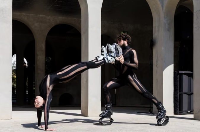 La XIV edición del Festival Bucles arranca este fin de semana su programación desplegando la danza contemporánea en plazas, recintos culturales y entornos de L’Horta en València, Picassent, Alfafar y Benetússer. Bajo el lema “Balla fins al final”, la cita escénica extenderá sus propuestas hasta el próximo 17 de octubre con un programa que trasciende los escenarios convencionales.Programación de estrenos en Picassent y ValènciaLa agenda del sábado comenzará a las 12:00 horas en la Plaza de la Ermita de Picassent con el estreno de Recreo, pieza de la formación asturiana Meraki sobre el movimiento como vía de escape. Acto seguido, la bailarina gallega Elvi Balboa presentará Baunsbak, una propuesta centrada en el contraste entre el colapso y la exaltación física.Por la tarde, la actividad se trasladará a la capital valenciana. A las 18:00 horas, la compañía Sociedad Dr. Alonso exhibirá en el espacio Artea Lab la obra Noche Cañón, un dispositivo escénico que revisa la estructura del monólogo tradicional desde una perspectiva poética e irónica.Danza, memoria y solidaridad en L’HortaEl domingo tomará protagonismo el Programa de Recuperación DANA, una iniciativa orientada a reanimar culturalmente los municipios damnificados del área metropolitana. El punto neurálgico será el Espai Algrà, ubicado en la huerta de Alfafar, donde se desarrollará una jornada benéfica orientada a recaudar fondos para la reconstrucción del recinto.El evento arrancará a las 10:00 horas con la ruta ciclista BiciDanza x Caminos de la Huerta desde CaixaForum València. A partir de las 12:00 horas se sucederán la investigación escénica Processos de Memòria, de Beatriz Ribas, y la pieza coreográfica Arquitecturas Blandas. Tutorial para sobrevivir bailando entre ruinas, de Emma Romeu. La cita concluirá con la actuación musical del grupo Piso Franco y una paella comunitaria.De forma paralela, el Teatre El Molí de Benetússer acogerá a las 18:00 horas el estreno de S.O.L.E.S., de Roseta Plasencia, una propuesta de calle concebida en laboratorios de creación juvenil que aborda el apoyo mutuo y los cuidados colectivos.Un mapa escénico con 37 compañíasLa XIV edición del certamen contará con la participación de 37 agrupaciones —16 valencianas, 18 del resto de España y 3 internacionales— que presentarán seis estrenos absolutos. La propuesta se completará con talleres de mediación, residencias de creación, clases magistrales y encuentros profesionales.El proyecto cuenta con el respaldo institucional de la Generalitat Valenciana, el IVC, el Ministerio de Cultura, el Ayuntamiento de València y la Diputación de Valencia, junto al apoyo de diversas entidades culturales y del sector de las artes escénicas.