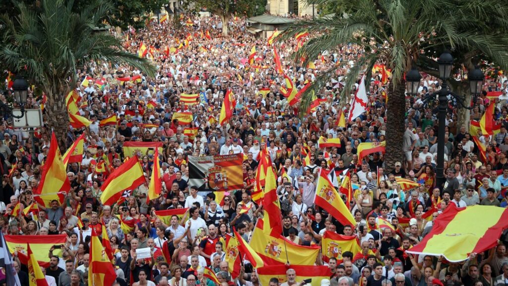 Más de 50.000 valencianos participaron en la plaza de l’Ajuntament en la concentración de apoyo a Ceuta