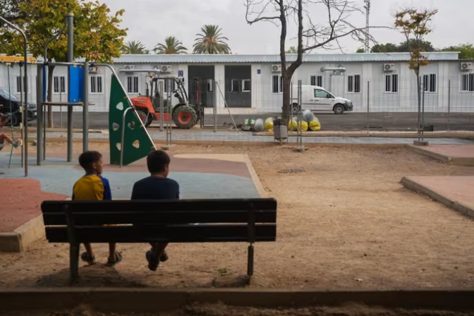 Archivo - Barracones de Ceip Lluis Vives y la Escuela Infantil Ausiàs March de Massanassa, a 8 de agosto de 2025, en Massanassa