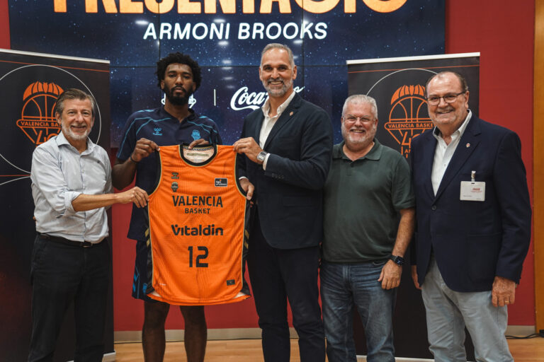 Armoni Brooks, presentat com a nou jugador del Valencia Basket