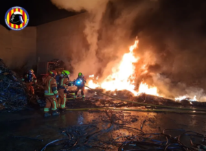Un incendio en el exterior de una nave de residuos moviliza a cuatro dotaciones de bomberos en Silla