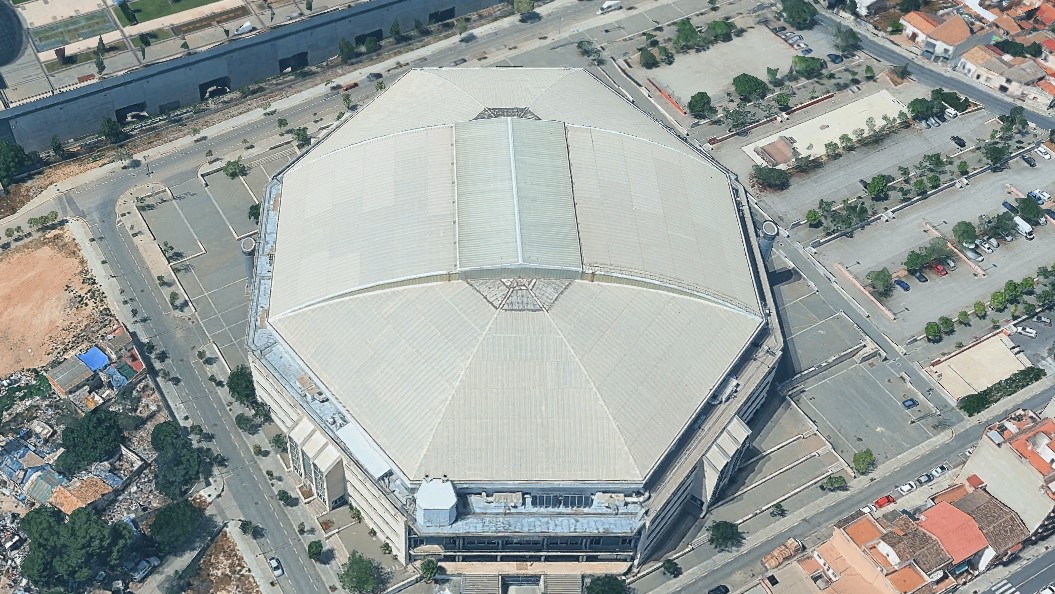 El pabellón cuenta con velódromo, pista de atletismo cubierta, zonas de entrenamiento y otros espacios deportivos, con capacidad para el alrededor de 6.000 espectadores