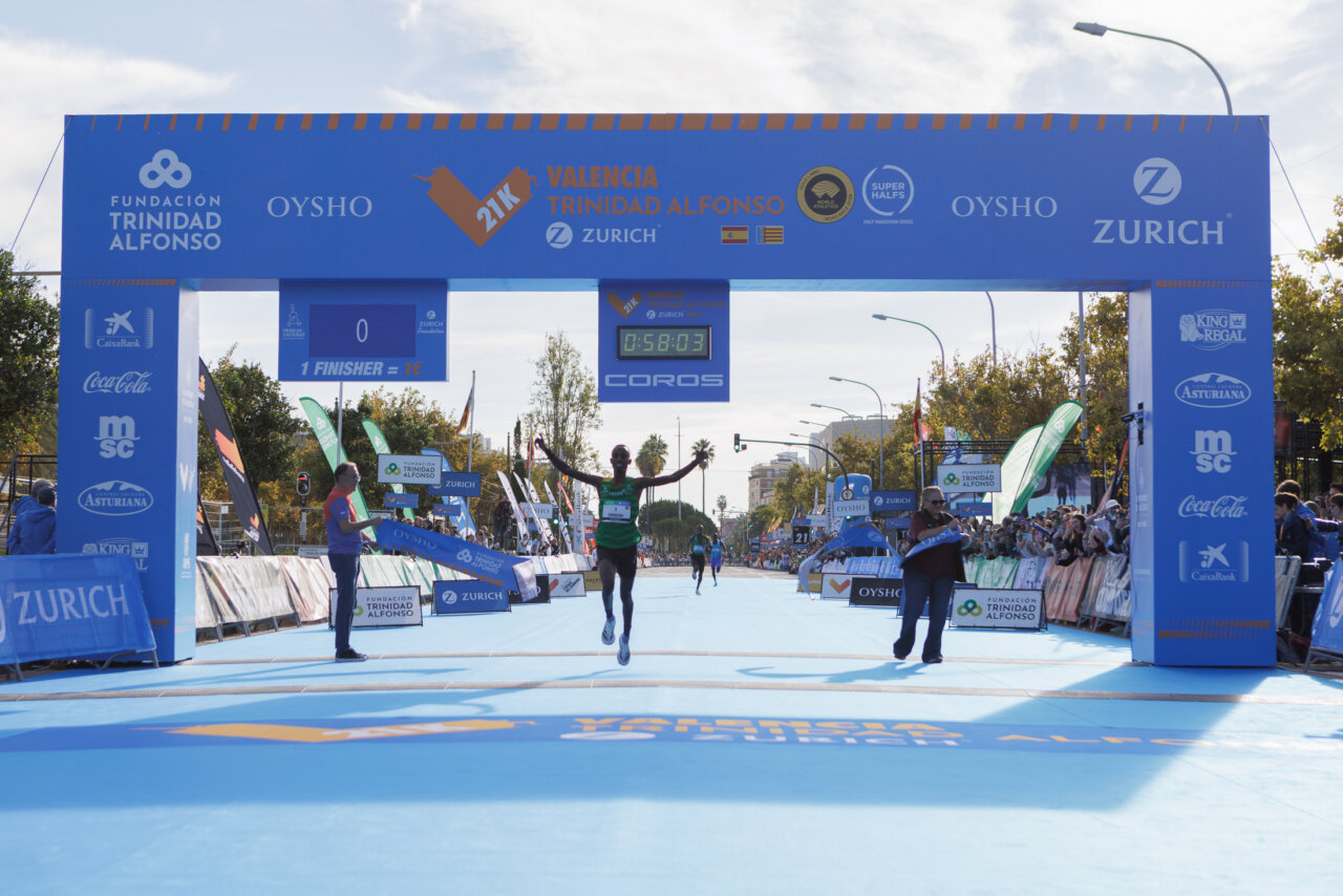 Rodrigue Kwizera ganó Medio Maratón Valencia en 58:03, batiendo récord de España