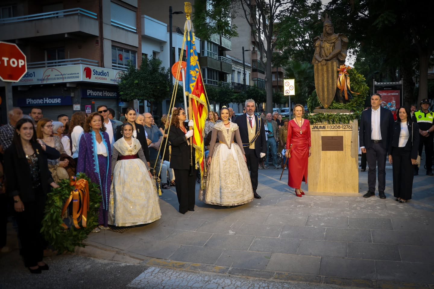 Torrent celebra un 9 d’Octubre con el tributo a Jaume I en el 750 aniversario de su muerte y el sello de la Real Senyera
