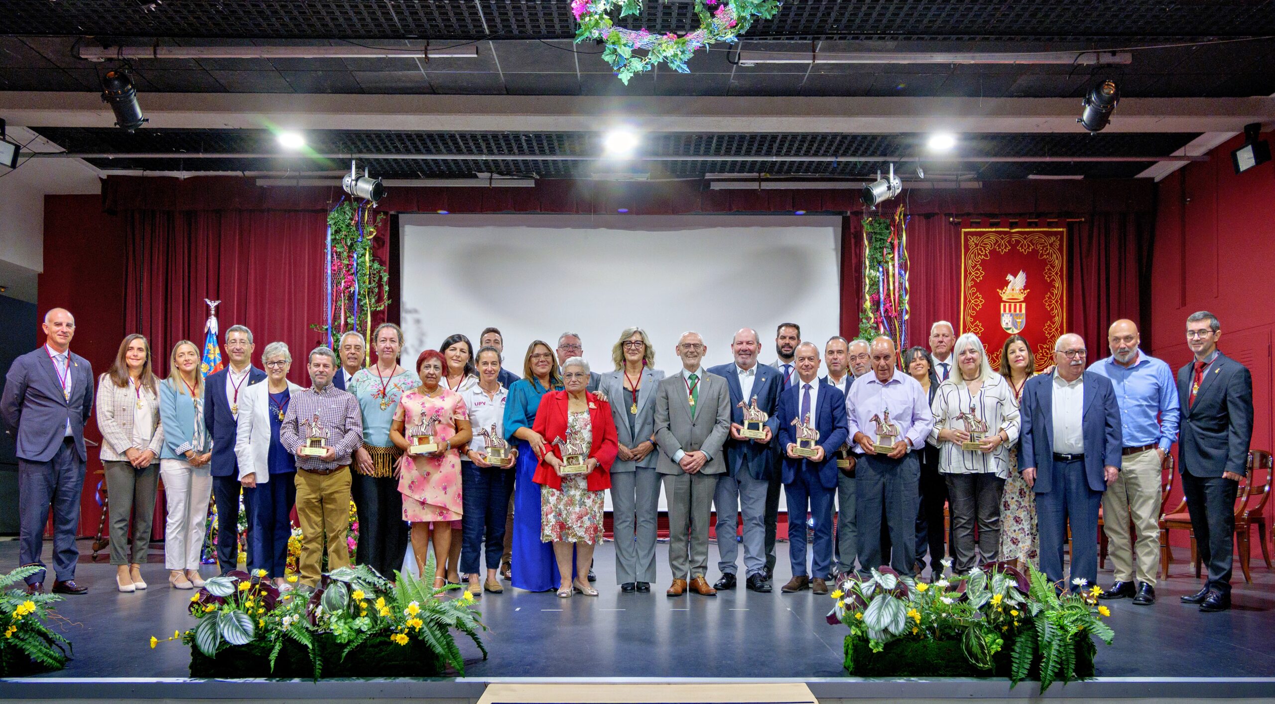 Alboraia rinde homenaje a sus referentes sociales, culturales y empresariales en una multitudinaria gala de entrega de los Premios 9 d’Octubre