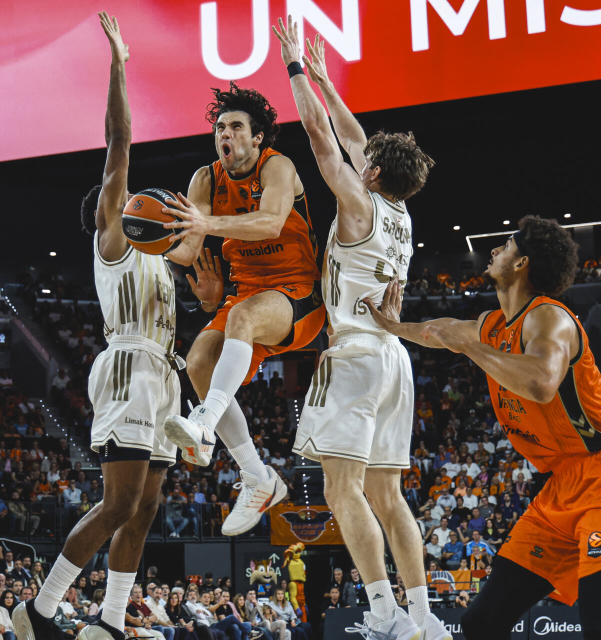 El Valencia Basket tumba al Fenerbahçe en el Roig Arena (86-78)