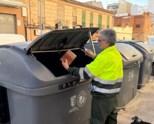 Colocación de una placa neutralizadora de olores para los contenedores de basura en Paterna