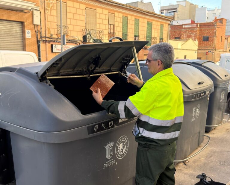 Colocación de una placa neutralizadora de olores para los contenedores de basura en Paterna