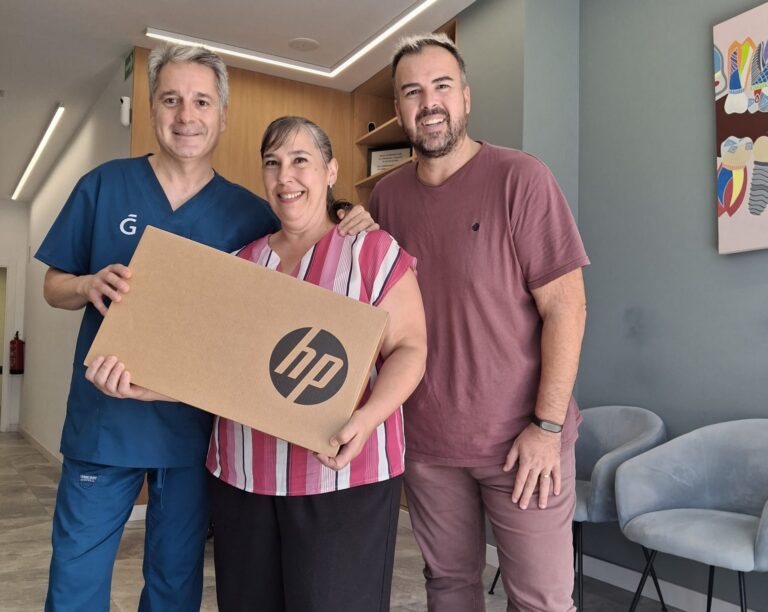 El concejal de Comercio Lucas Jodar entregando uno de los portátiles a una de las ganadoras del sorteo de la campaña La Vuelta al cole