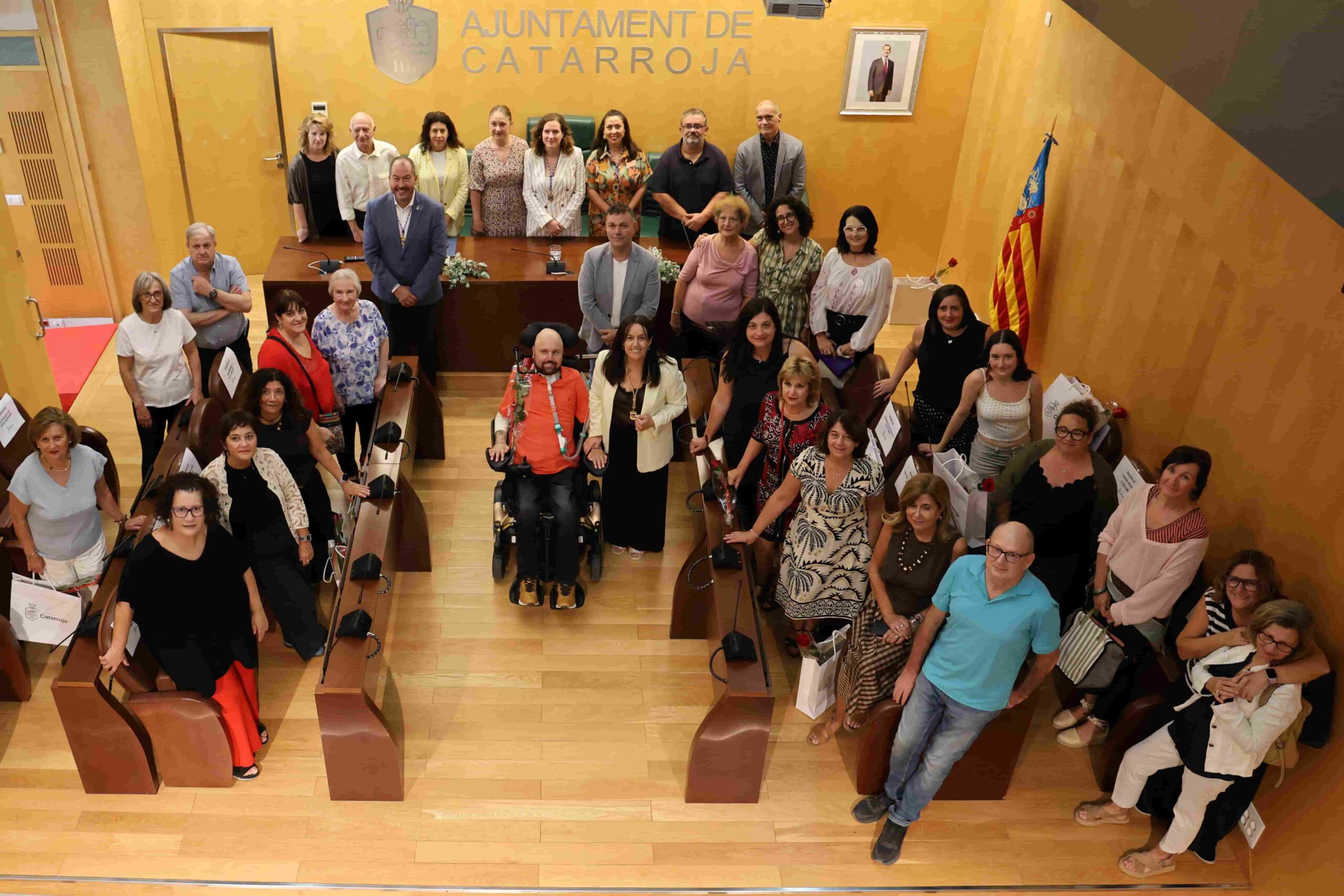 Catarroja concede los galardones “Orgull de Poble” a doce referentes sociales, culturales y jóvenes talentos en el 9 d’Octubre