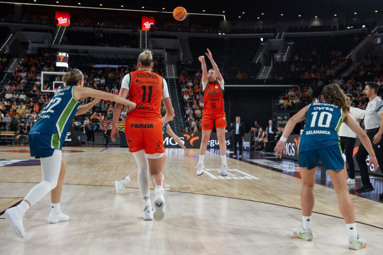 Valencia Basket estrena la temporada en el Roig Arena con triunfo ante Meins Avenida (82-57)