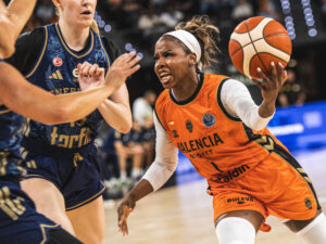 El Valencia Basket tropieza ante el Fenerbahce en un estreno europeo marcado por la alianza con À Punt
