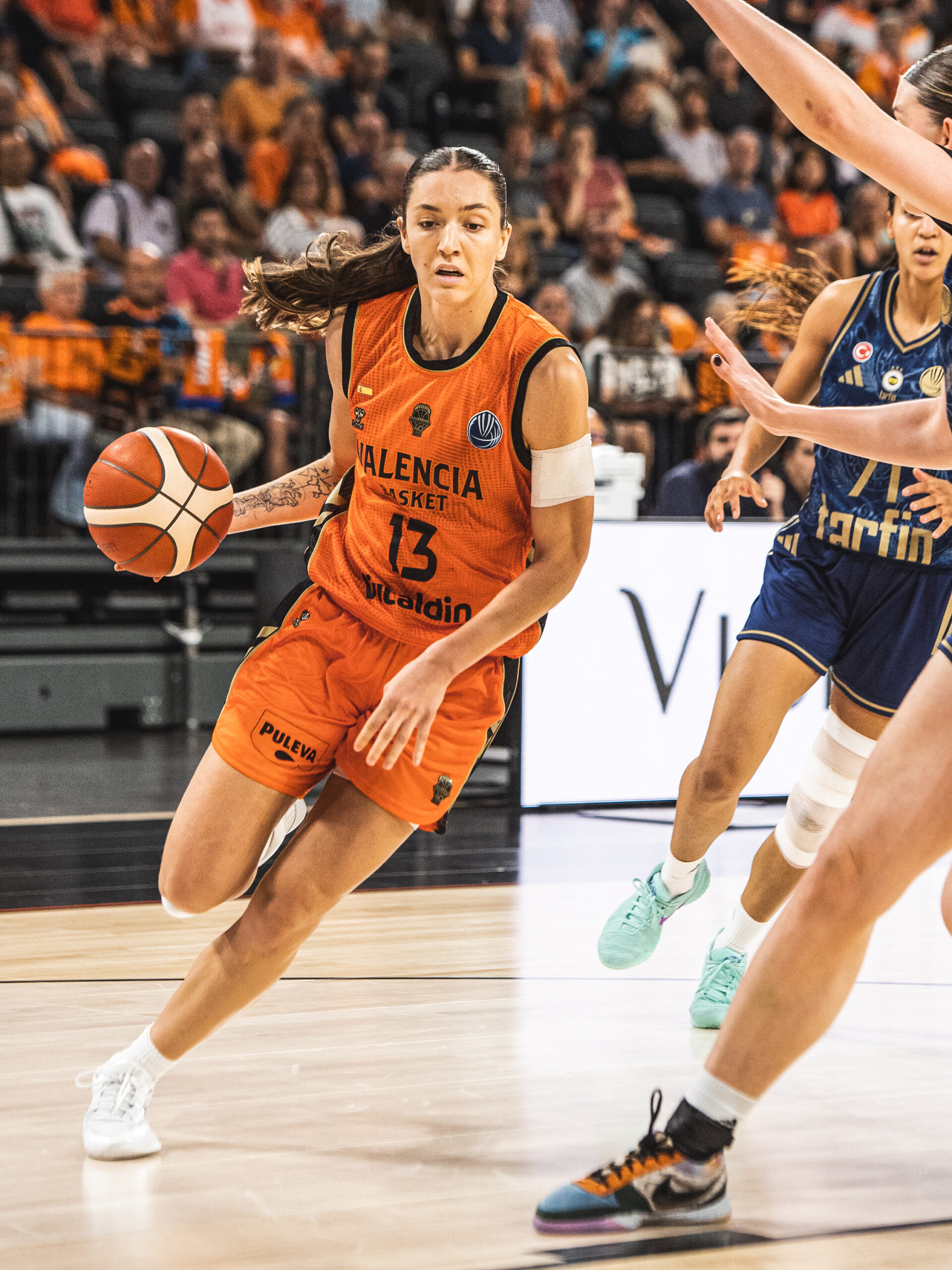El Valencia Basket tropieza ante el Fenerbahce en un estreno europeo marcado por la alianza con À Punt