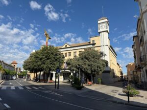 Quart de Poblet se consolida como referente europeo en participación juvenil tras asociarse con el municipio húngaro de Budaörs en el proyecto City-to-City Impulsada de forma coordinada por la Concejalía de Proyectos Europeos, dirigida por Encarna Folgado, y la Concejalía de Juventud, liderada por Lucía Fernández, la iniciativa bajo la denominación ‘C2C Budaörs - Quart de Poblet Youth Policy Strategy’ vincula directamente al consistorio valenciano con el municipio húngaro de Budaörs. Ambas administraciones reeditan así una fructífera colaboración institucional tras su anterior experiencia conjunta en la red de planificación de acción URBACT Agents of Co-existence. Exportación de buenas prácticas e innovación asociativa El eje central del programa girará en torno al intercambio de metodologías y buenas prácticas orientadas al fomento de la participación activa de adolescentes y jóvenes en la toma de decisiones públicas. Para ello, la delegación técnica e institucional de Budaörs analizará en profundidad el modelo de gestión municipal desarrollado en Quart de Poblet, centrado en la educación para la ciudadanía, el asociacionismo juvenil y la vertebración del territorio. Entre los recursos y programas locales que despertarán el interés del municipio húngaro para replicarlos en su territorio destacan: Quart de Nit: Reconocido programa de ocio nocturno alternativo y saludable enfocado a la juventud. Red de Centros Juveniles y Espais Segurs: Espacios de encuentro dotados de acompañamiento profesional e integración social. Consejo de Juventud e tejido asociativo: Modelos de cogestión y colaboración directa con entidades locales como Amics. Xarxa Joves.net: Estructura supramunicipal de cooperación en políticas de juventud en el área metropolitana de València. Encuentros técnicos y aprendizaje interregional Para llevar a cabo la transferencia de conocimiento, la hoja de ruta establecida contempla un calendario de trabajo dinámico compuesto por una reunión preparatoria en formato online y dos visitas técnicas presenciales entre los equipos de ambos gobiernos locales. Mediante este proceso de asesoramiento mutuo, el municipio de Budaörs obtendrá las herramientas necesarias para redactar y actualizar su nueva estrategia municipal de juventud, validando el impacto positivo de las políticas públicas impulsadas desde la comarca de L'Horta en el contexto de la Unión Europea.