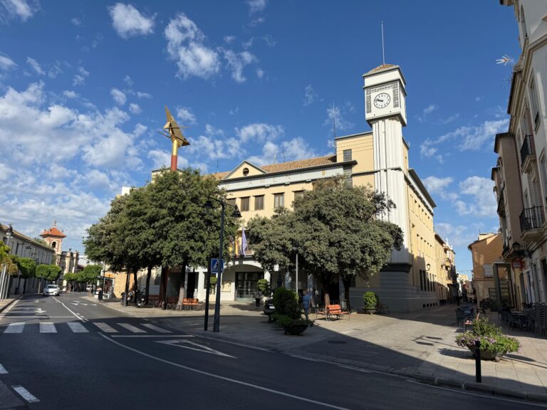Quart de Poblet se consolida como referente europeo en participación juvenil tras asociarse con el municipio húngaro de Budaörs en el proyecto City-to-City Impulsada de forma coordinada por la Concejalía de Proyectos Europeos, dirigida por Encarna Folgado, y la Concejalía de Juventud, liderada por Lucía Fernández, la iniciativa bajo la denominación ‘C2C Budaörs - Quart de Poblet Youth Policy Strategy’ vincula directamente al consistorio valenciano con el municipio húngaro de Budaörs. Ambas administraciones reeditan así una fructífera colaboración institucional tras su anterior experiencia conjunta en la red de planificación de acción URBACT Agents of Co-existence. Exportación de buenas prácticas e innovación asociativa El eje central del programa girará en torno al intercambio de metodologías y buenas prácticas orientadas al fomento de la participación activa de adolescentes y jóvenes en la toma de decisiones públicas. Para ello, la delegación técnica e institucional de Budaörs analizará en profundidad el modelo de gestión municipal desarrollado en Quart de Poblet, centrado en la educación para la ciudadanía, el asociacionismo juvenil y la vertebración del territorio. Entre los recursos y programas locales que despertarán el interés del municipio húngaro para replicarlos en su territorio destacan: Quart de Nit: Reconocido programa de ocio nocturno alternativo y saludable enfocado a la juventud. Red de Centros Juveniles y Espais Segurs: Espacios de encuentro dotados de acompañamiento profesional e integración social. Consejo de Juventud e tejido asociativo: Modelos de cogestión y colaboración directa con entidades locales como Amics. Xarxa Joves.net: Estructura supramunicipal de cooperación en políticas de juventud en el área metropolitana de València. Encuentros técnicos y aprendizaje interregional Para llevar a cabo la transferencia de conocimiento, la hoja de ruta establecida contempla un calendario de trabajo dinámico compuesto por una reunión preparatoria en formato online y dos visitas técnicas presenciales entre los equipos de ambos gobiernos locales. Mediante este proceso de asesoramiento mutuo, el municipio de Budaörs obtendrá las herramientas necesarias para redactar y actualizar su nueva estrategia municipal de juventud, validando el impacto positivo de las políticas públicas impulsadas desde la comarca de L'Horta en el contexto de la Unión Europea.