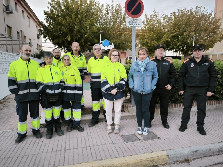 La-alcaldesa-de-Benetusser-acompano-al-contingente-de-limpieza-y-Proteccion-Civil