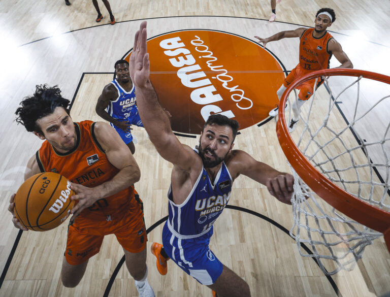 Festival ofensivo del Valencia Basket para sumar autoridad ante el UCAM Murcia en el Roig Arena (116-93)