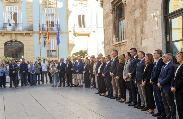 Minuto-silencio-Diputacion-Valencia-segundo-aniversario-DANA