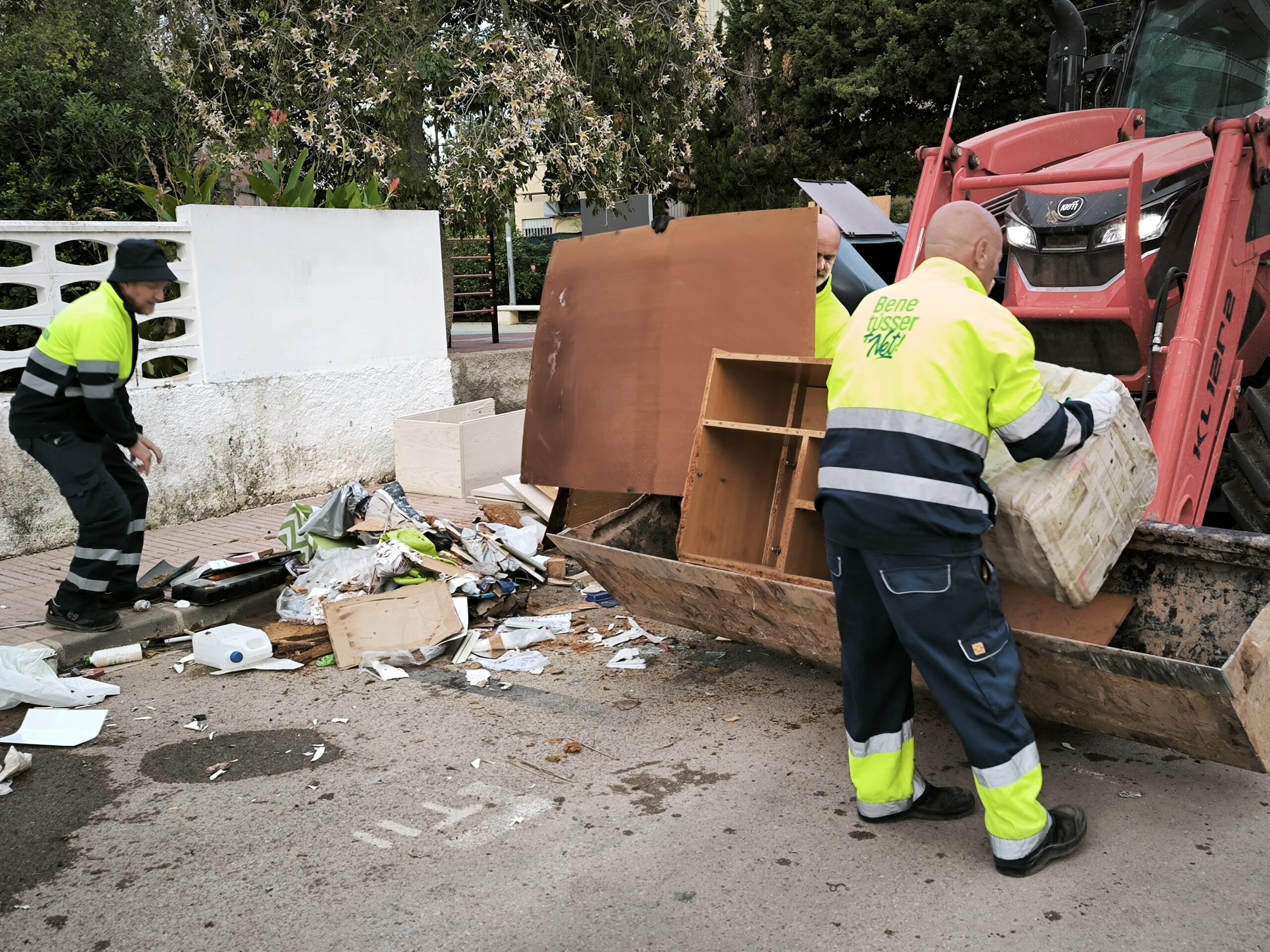 Benetússer-Operarios-de-Benesermu-recogiendo-escombros-en-DANA-Piles
