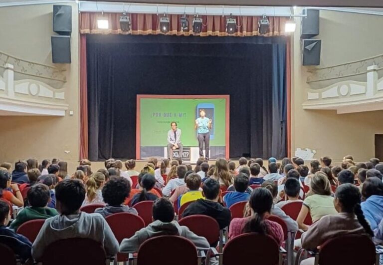 Teatro-Capri-de-Paterna-dirigida-a-estudiantes-para-la-prevencion-del-ciberacoso