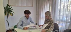 Reunión de la presidenta de la Asociación Nacional de Enfermería Dermatológica con el concejal Juan Carlos Caballero