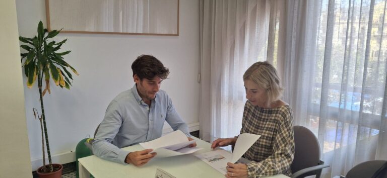 Reunión de la presidenta de la Asociación Nacional de Enfermería Dermatológica con el concejal Juan Carlos Caballero