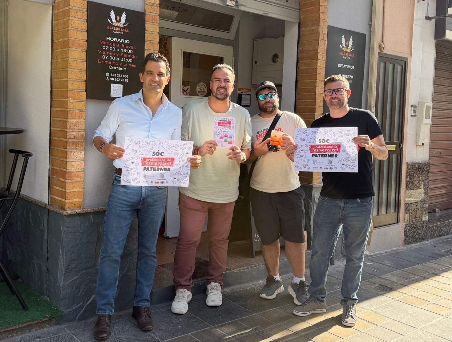 Sagredo-y-Lucas-Jodar-presentando-la-campana-de-la-Ruta-del-Esmorzaret-en-Paterna