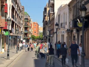 Vecinos paseando por la calle Mayor de Paterna, uno de los prinicpales ejes comerciales de la ciudad