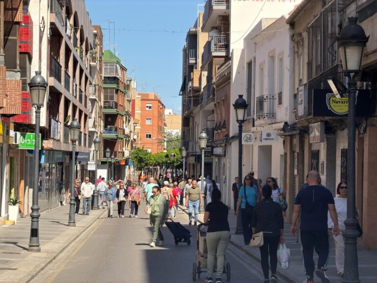 Vecinos paseando por la calle Mayor de Paterna, uno de los prinicpales ejes comerciales de la ciudad