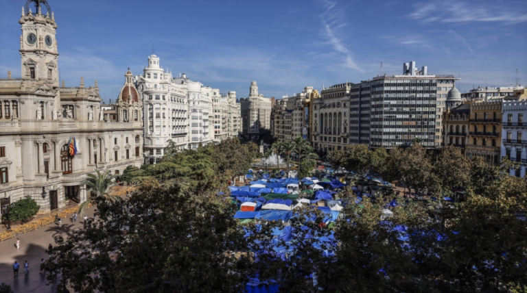 Acampada València recomienda reforzar las tiendas ante las lluvias y recalca: "La acampada no se desaloja"