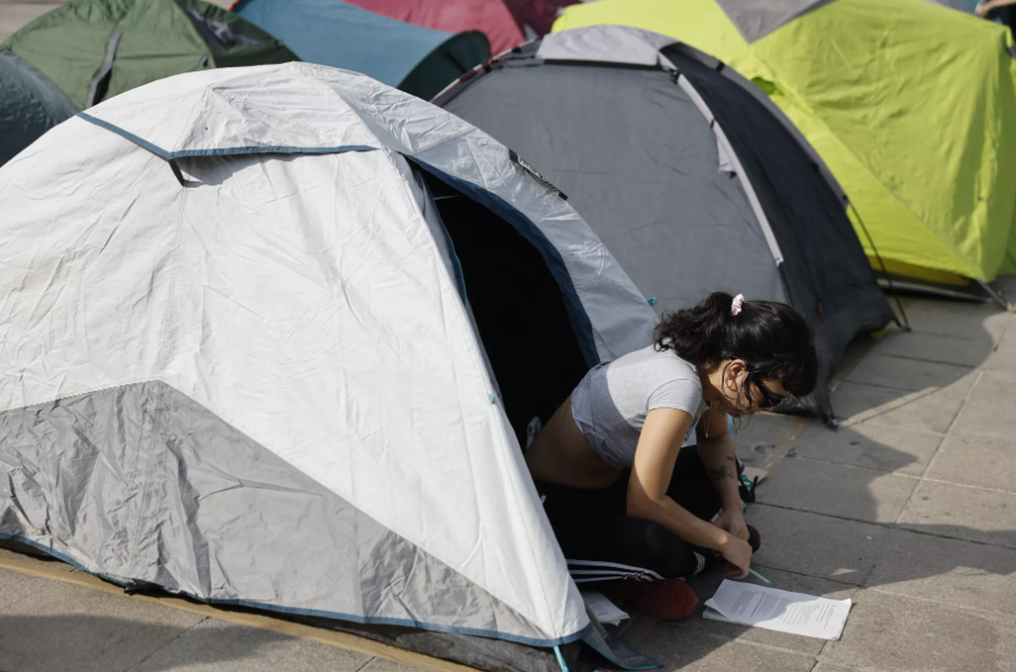 La acampada por el derecho a la vivienda se consolida en la Plaza del Ayuntamiento con 250 personas y un centenar de tiendas