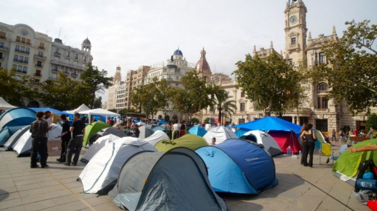 La acampada por el derecho a la vivienda se consolida en la Plaza del Ayuntamiento con 250 personas y un centenar de tiendas