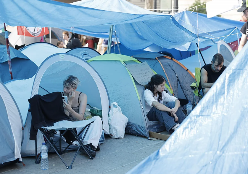 La acampada por el derecho a la vivienda se consolida en la Plaza del Ayuntamiento con 250 personas y un centenar de tiendas