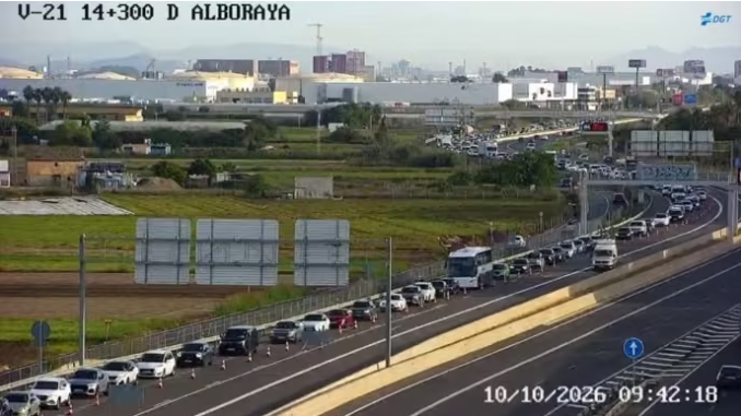 Cortada la V-21 entre Alboraia y València tras caer unos cables de alta tensión sobre la vía